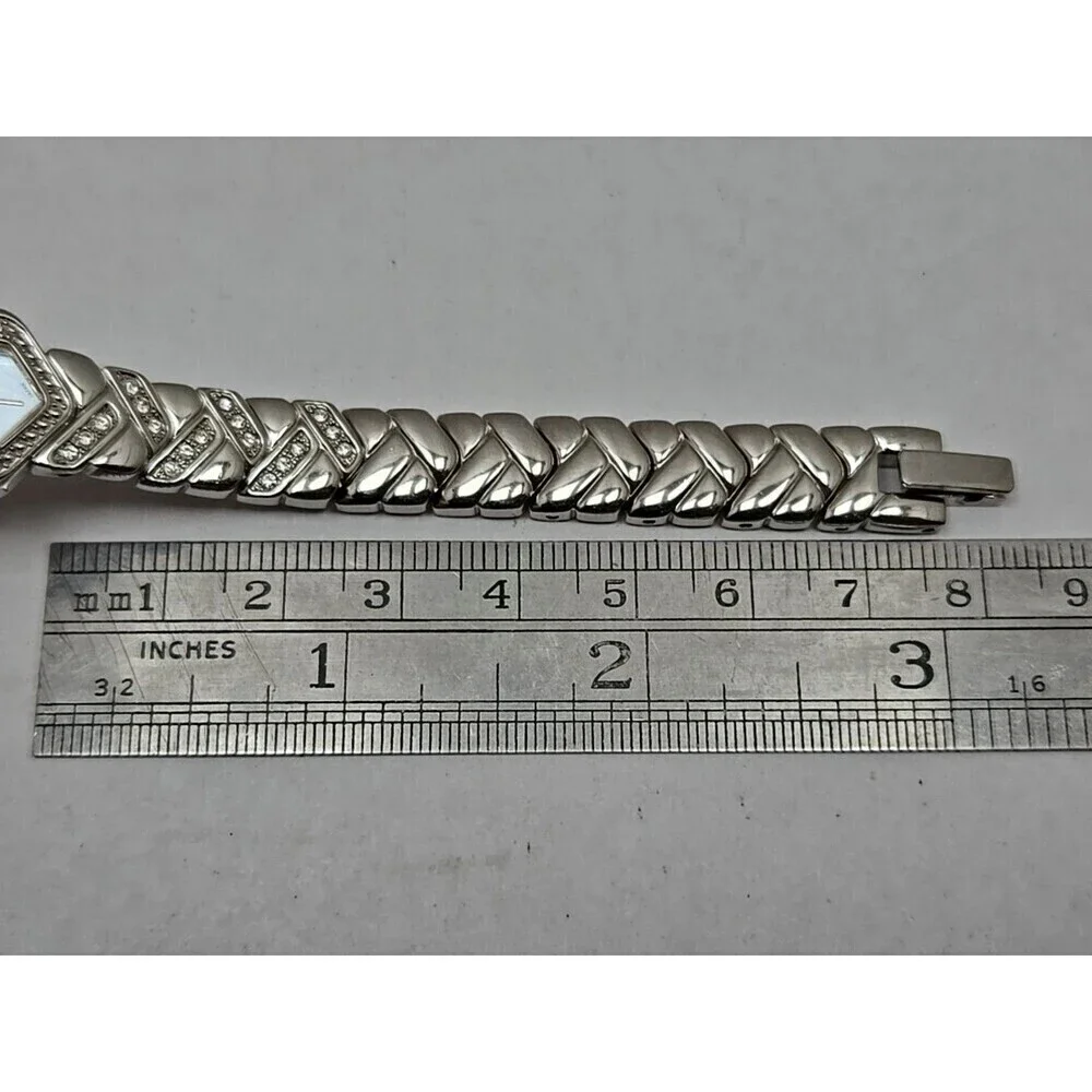 Pulsar 1N00 X204 Ladies Hexagon Crystal Accent MOP Dial Quartz Watch New Battery